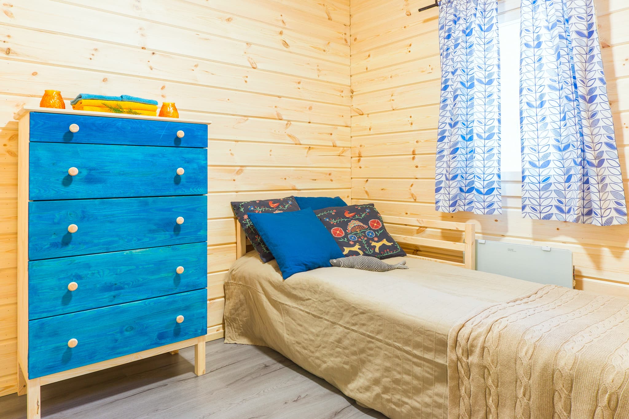Bedroom with single expanding to double bed